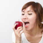 mangiare la mela