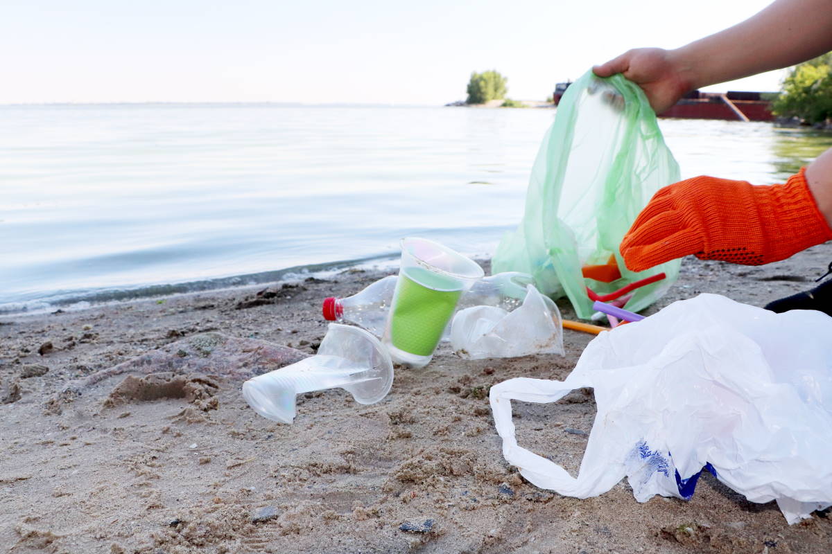 A lista dos resíduos mais poluentes que são despejados nas praias do Mediterrâneo (e sim, agora também existem máscaras)