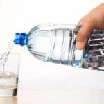 bere acqua minerale bottiglia plastica