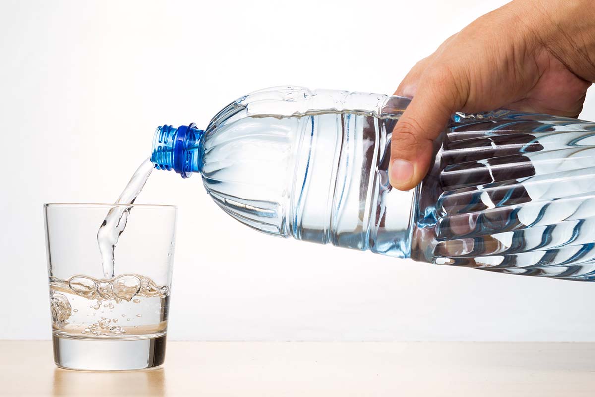 bere acqua minerale bottiglia plastica