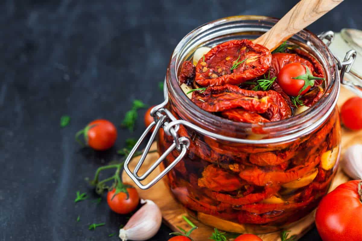 Pomodori secchi: la ricetta con i trucchi più efficaci per prepararli (e  mangiarli tutto l'anno) - greenMe