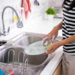 lavello lavare piatti a mano
