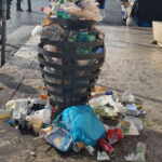 cestino stracolmo di rifiuti roma