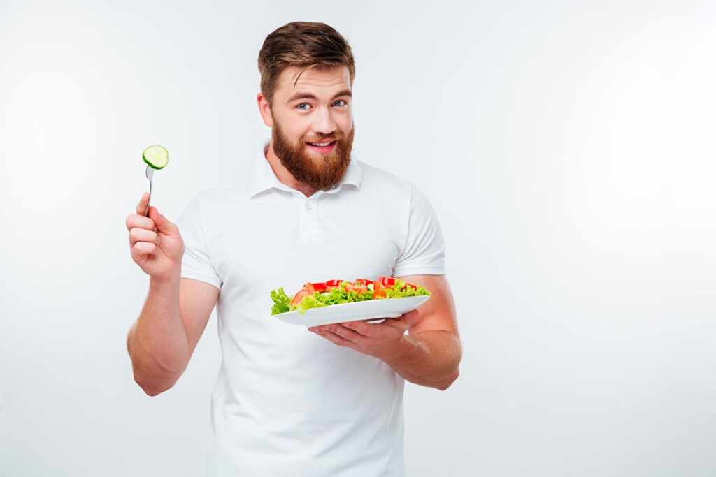 uomo mangia verdure dieta vegetariana