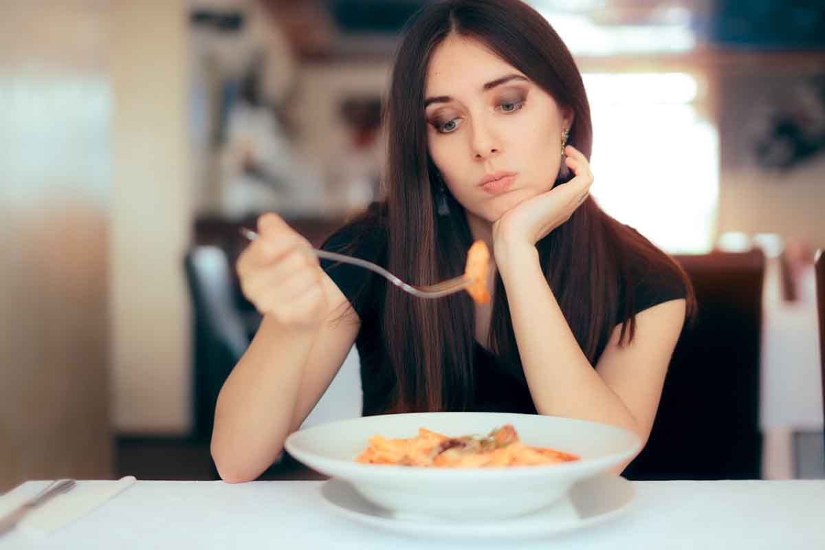 donna mangia carboidrati