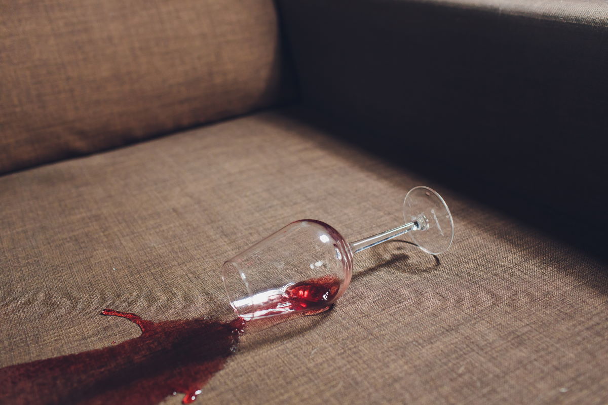 vino sul divano