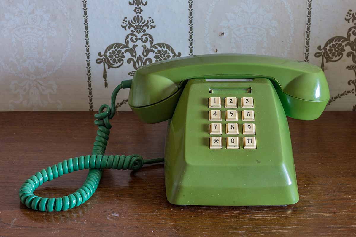 Scopri come riciclare un vecchio telefono fisso per arredare casa - greenMe