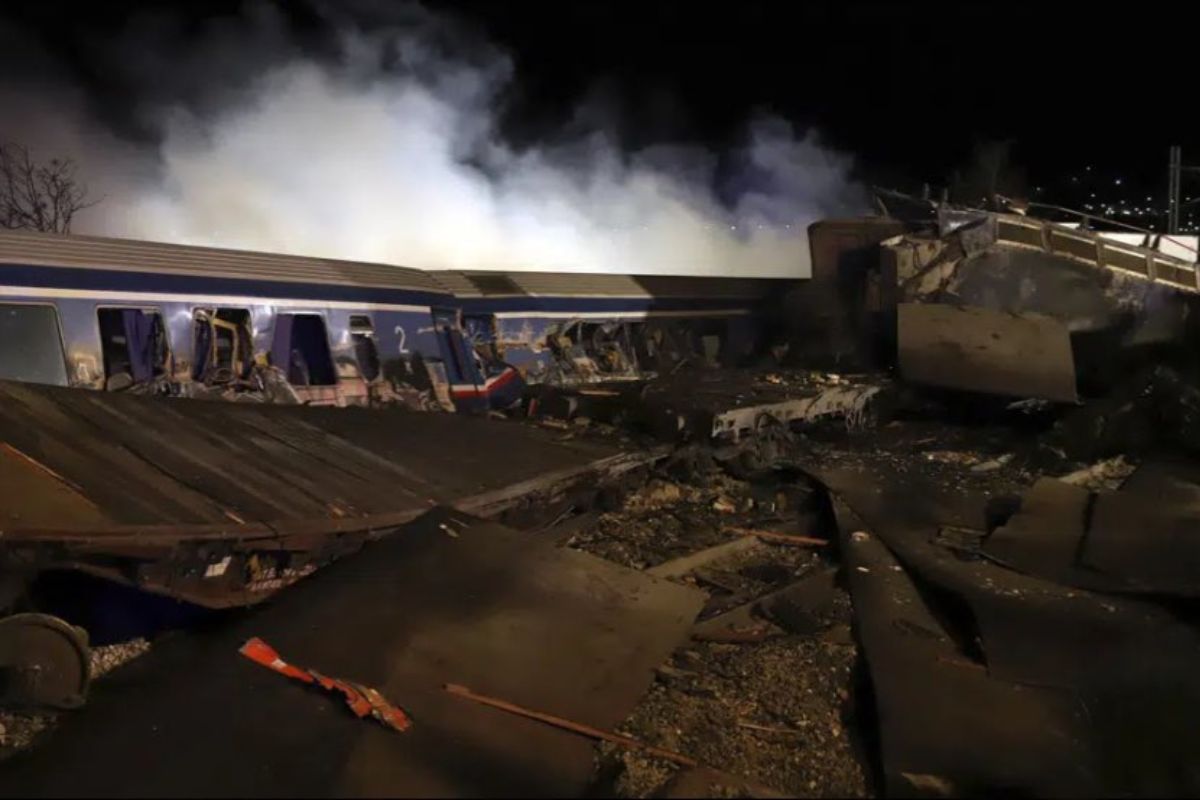 Δραματική σύγκρουση δύο τρένων στην Ελλάδα: 32 νεκροί και περίπου ογδόντα τραυματίες