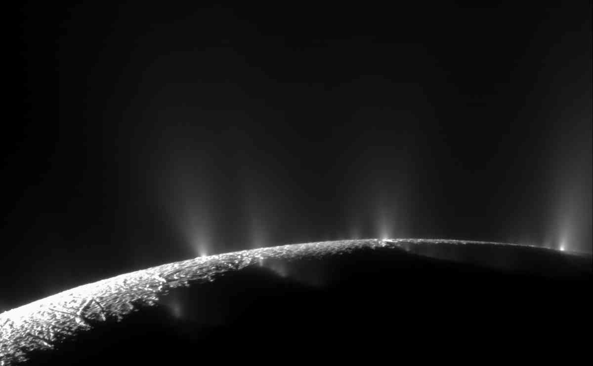 geyser su encelado, luna di saturno