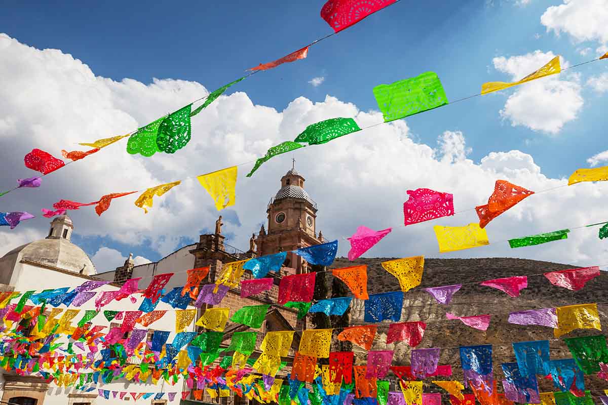 Papel Picado: Los orígenes y la historia de las coloridas decoraciones de papel tisú comunes en México