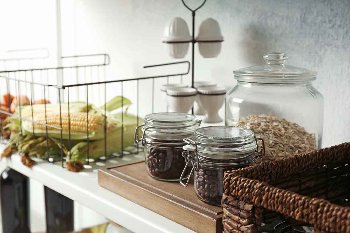 Scopri come organizzare la cucina con mobili fai da te e oggetti riciclati  --- (Fonte immagine: https://www.greenme.it/wp-content/uploads/2023/09/riciclo-creativo-in-cucina.jpg)