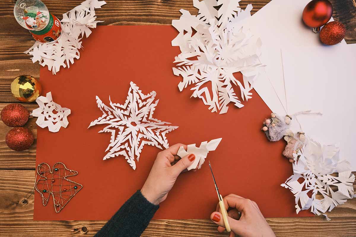 Scopri come realizzare degli eleganti fiocchi di neve fai da te con  materiali di riciclo, dalle mollette di legno ai centrini di carta - greenMe