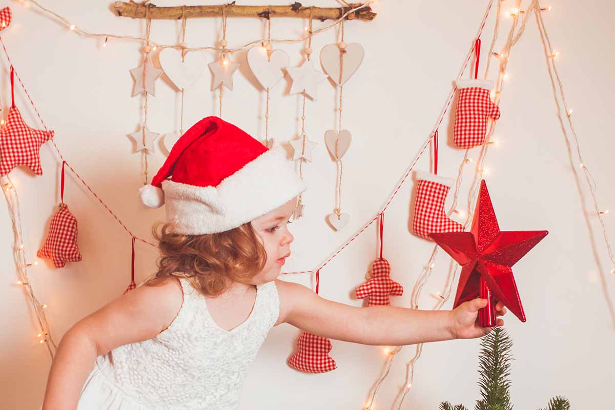 Decorazioni natalizie per la cameretta: 6 meravigliose idee fai da te con materiali di riciclo  --- (Fonte immagine: https://www.greenme.it/wp-content/uploads/2023/12/decorazioni-natale-bambini.jpg)