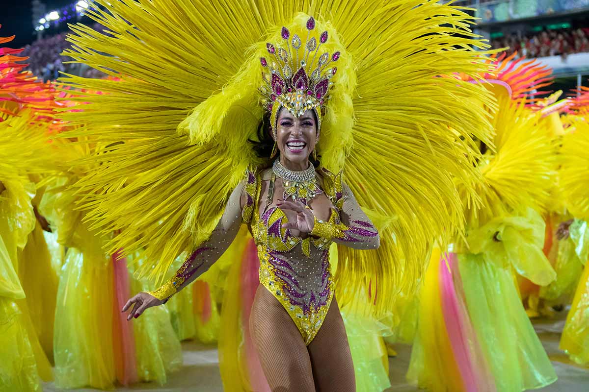 Carnevale di Rio de Janeiro: le origini della festa più spettacolare del  mondo tra musica, danze e costumi scintillanti - greenMe